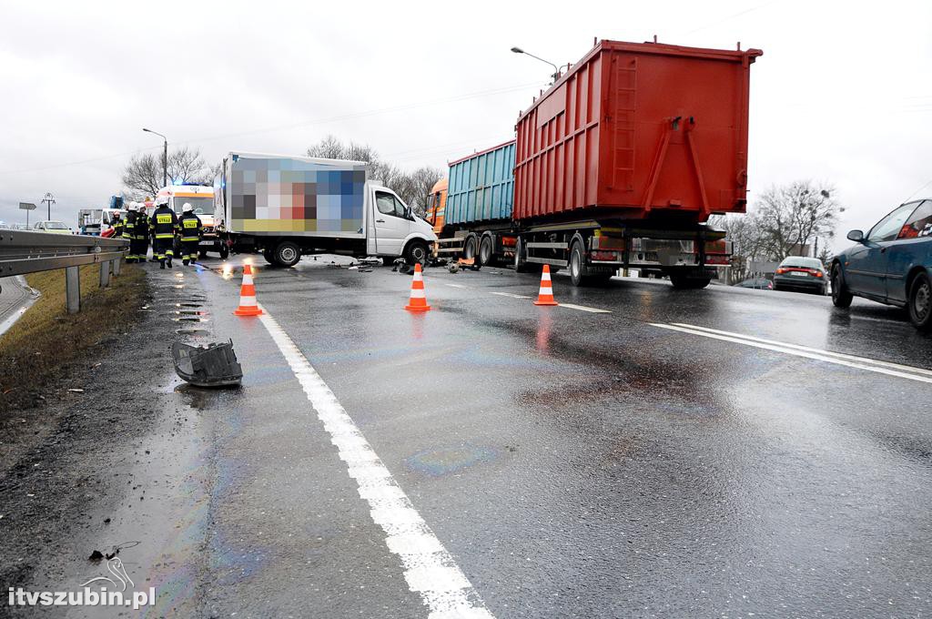 Kolizja samochodu ciężarowego z busem w Zamościu