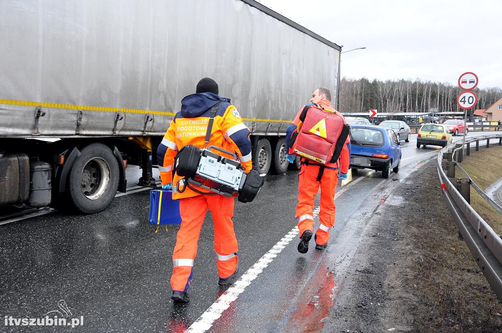Kolizja samochodu ciężarowego z busem w Zamościu