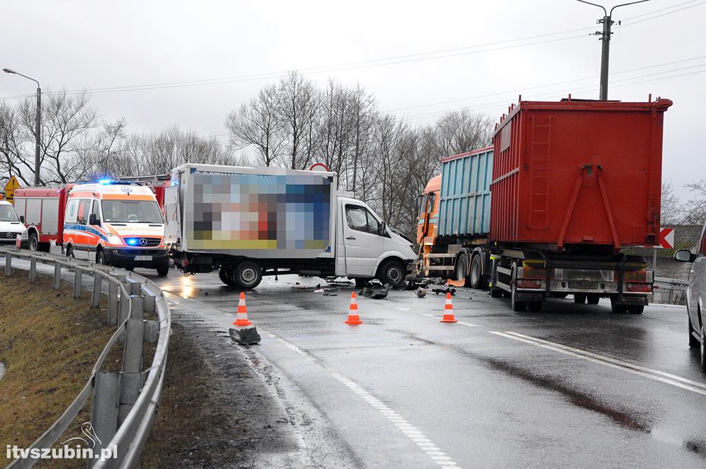 Kolizja samochodu ciężarowego z busem w Zamościu