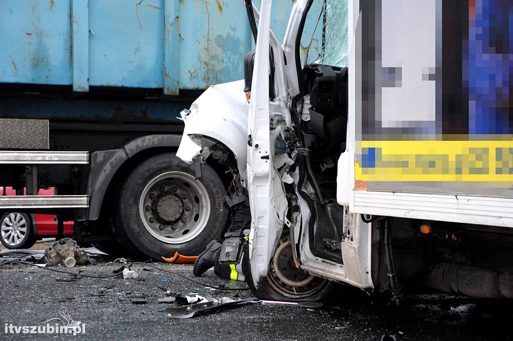 Kolizja samochodu ciężarowego z busem w Zamościu