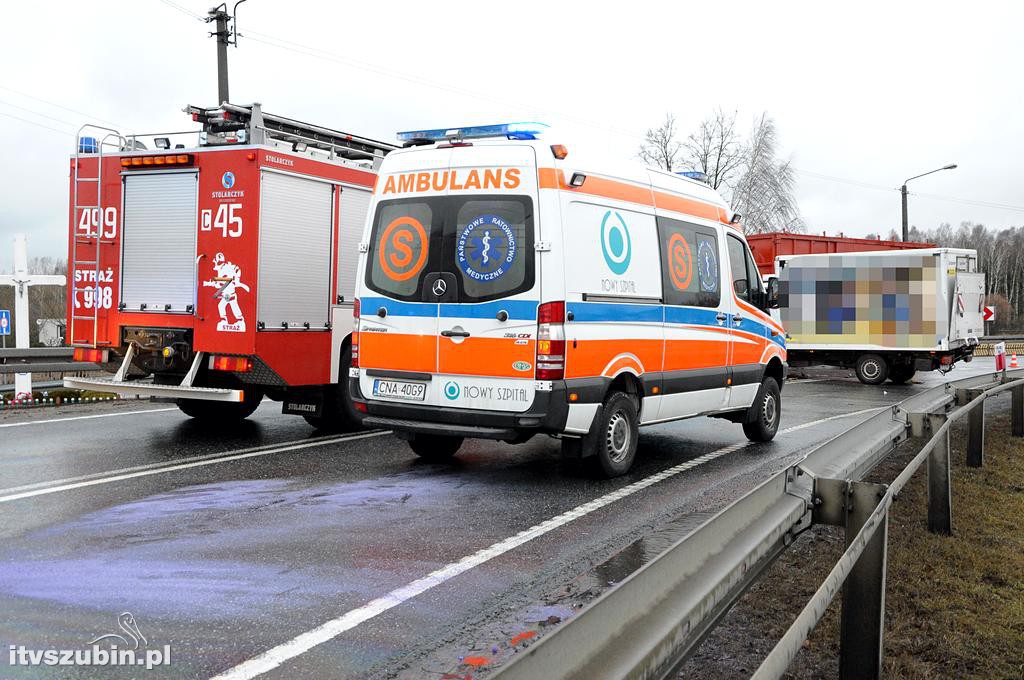 Kolizja samochodu ciężarowego z busem w Zamościu