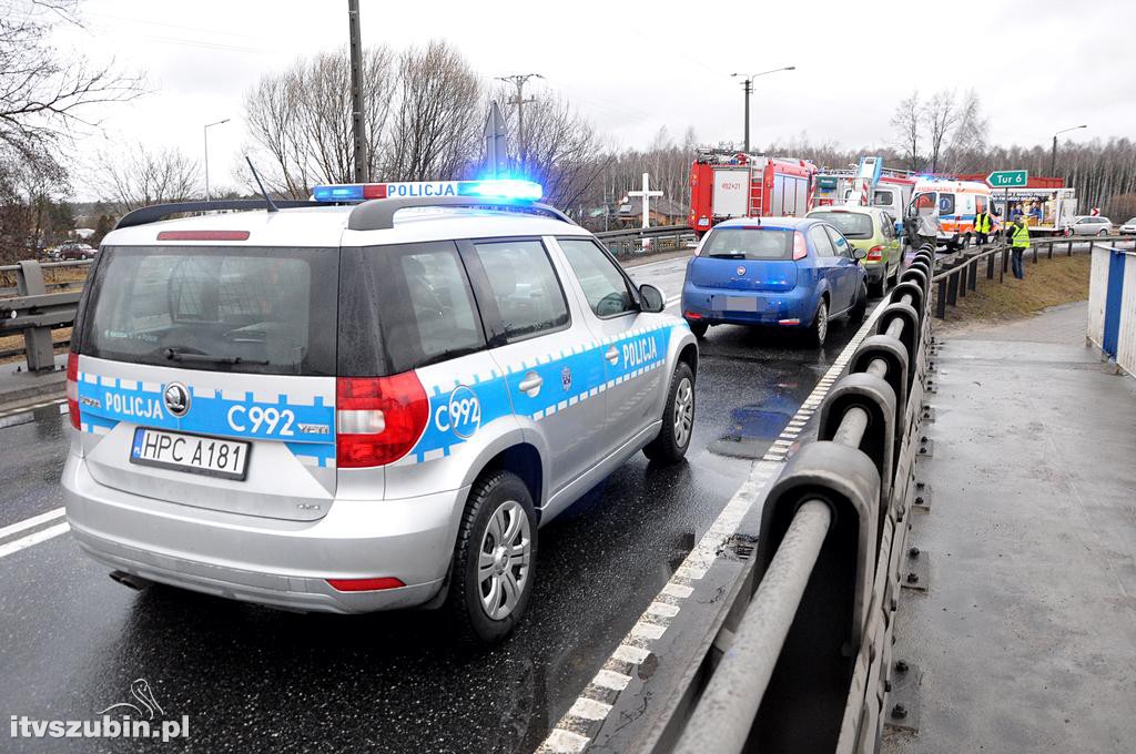 Kolizja samochodu ciężarowego z busem w Zamościu
