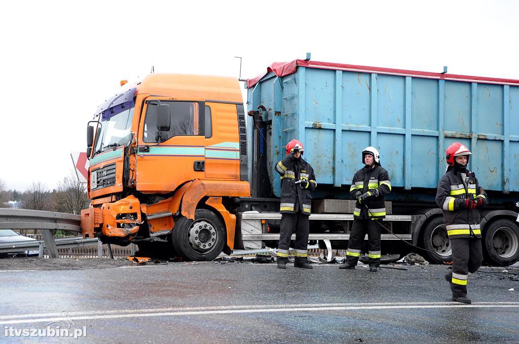 Kolizja samochodu ciężarowego z busem w Zamościu