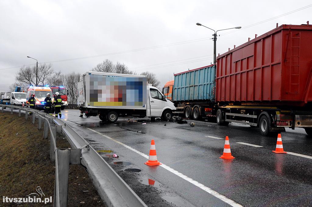Kolizja samochodu ciężarowego z busem w Zamościu