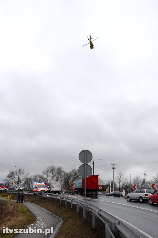 Kolizja samochodu ciężarowego z busem w Zamościu
