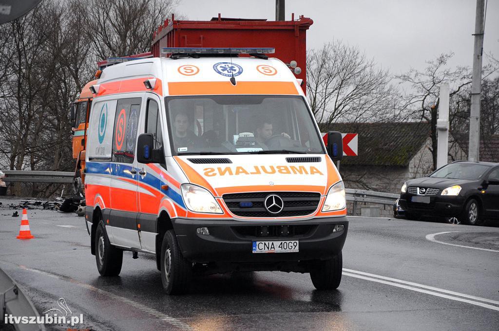 Kolizja samochodu ciężarowego z busem w Zamościu