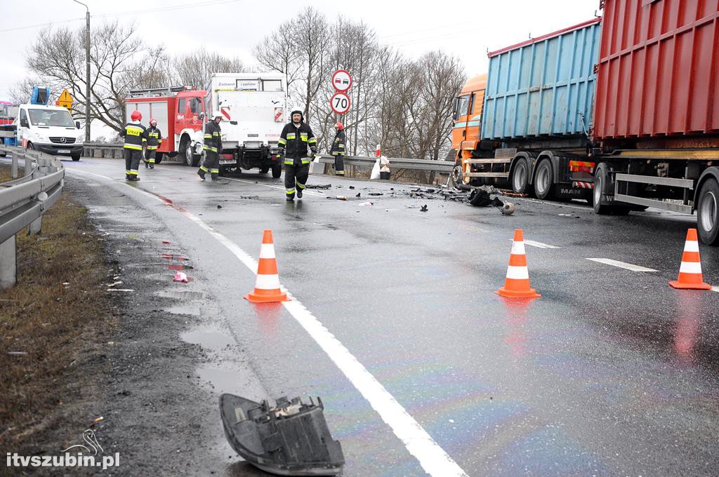 Kolizja samochodu ciężarowego z busem w Zamościu