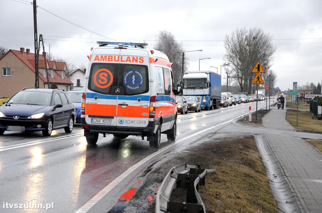 Kolizja samochodu ciężarowego z busem w Zamościu