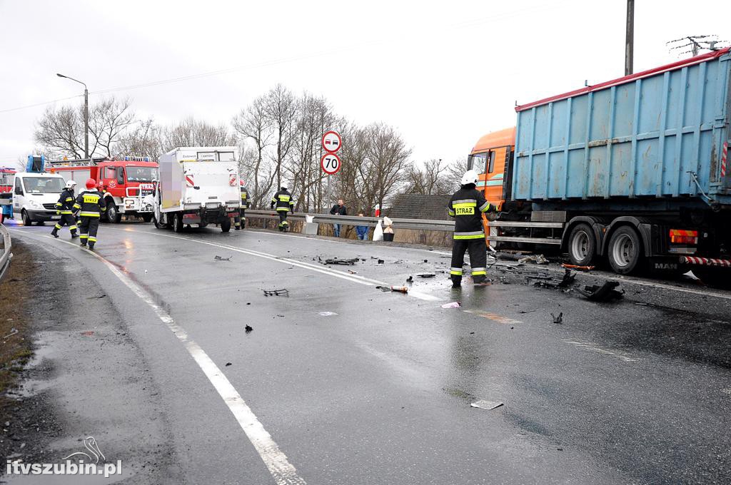 Kolizja samochodu ciężarowego z busem w Zamościu