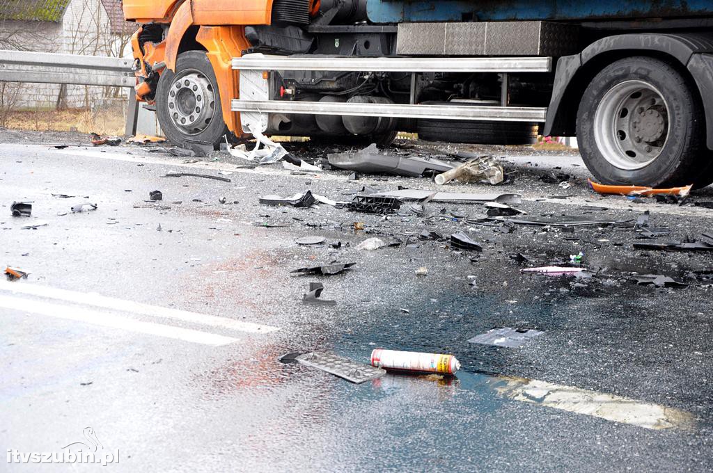 Kolizja samochodu ciężarowego z busem w Zamościu