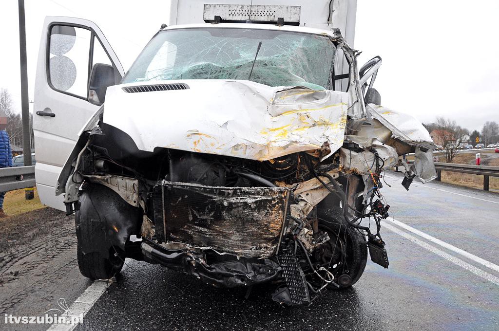 Kolizja samochodu ciężarowego z busem w Zamościu