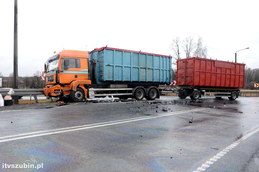 Kolizja samochodu ciężarowego z busem w Zamościu