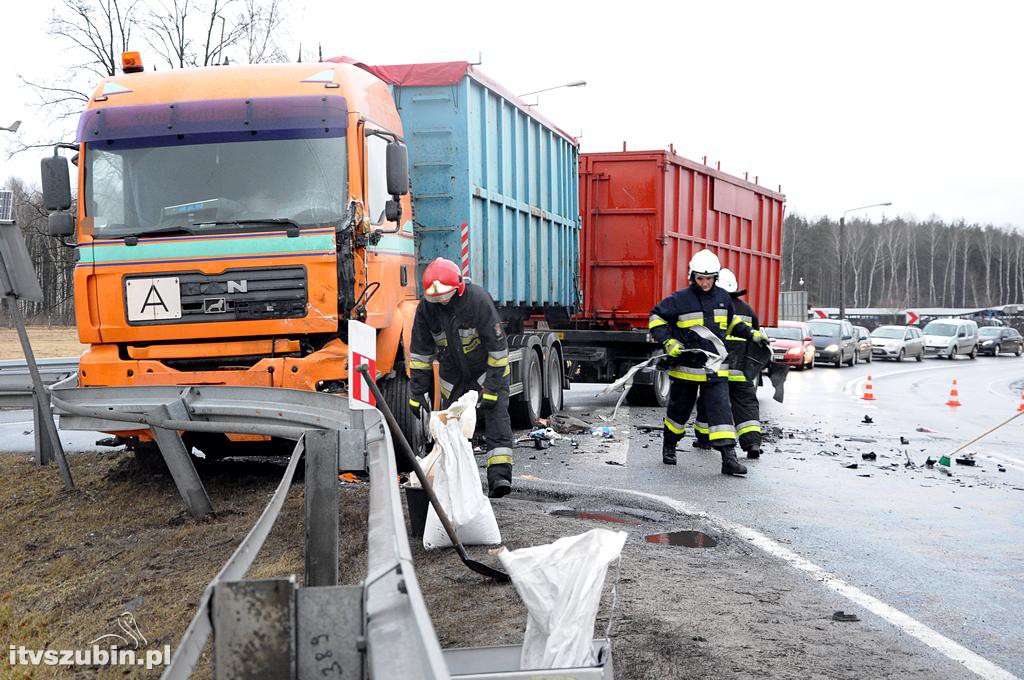 Kolizja samochodu ciężarowego z busem w Zamościu