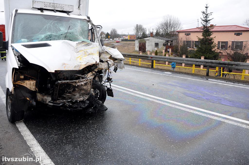 Kolizja samochodu ciężarowego z busem w Zamościu