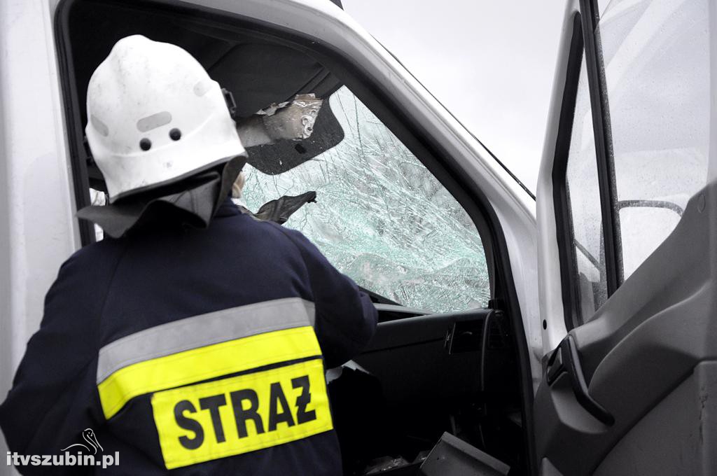 Kolizja samochodu ciężarowego z busem w Zamościu