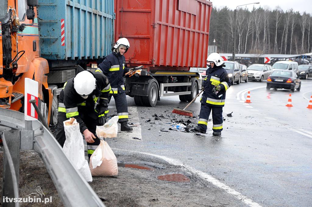 Kolizja samochodu ciężarowego z busem w Zamościu