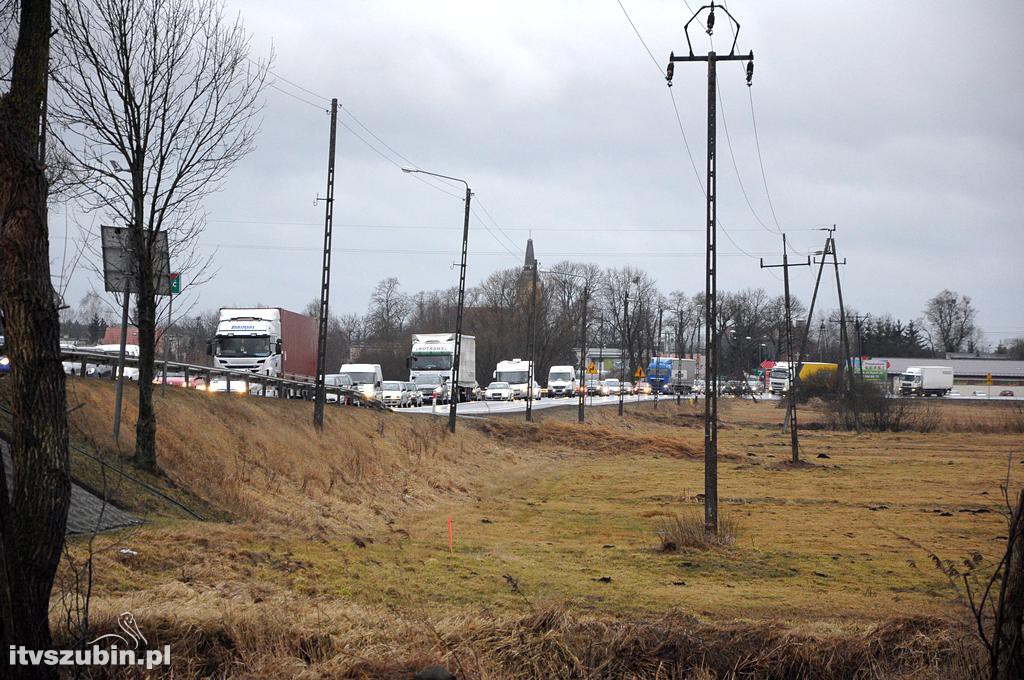 Kolizja samochodu ciężarowego z busem w Zamościu