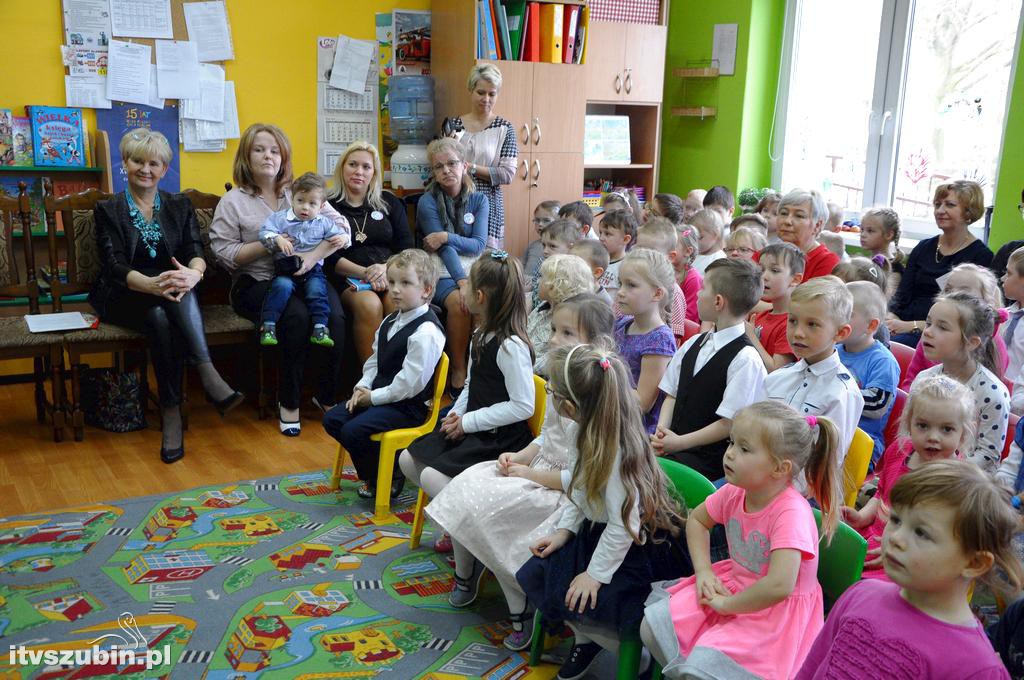 Półka bookcrossingowa w PS 3 Szubin
