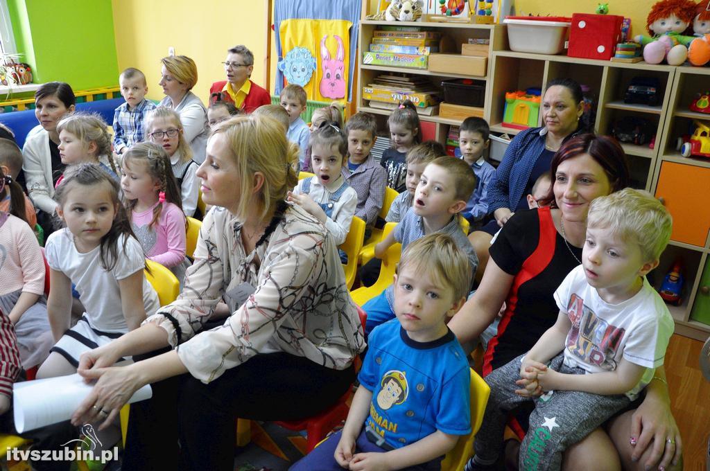 Półka bookcrossingowa w PS 3 Szubin