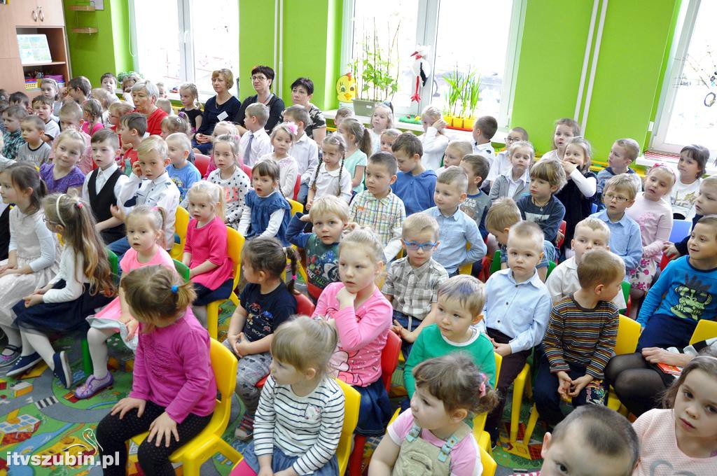 Półka bookcrossingowa w PS 3 Szubin