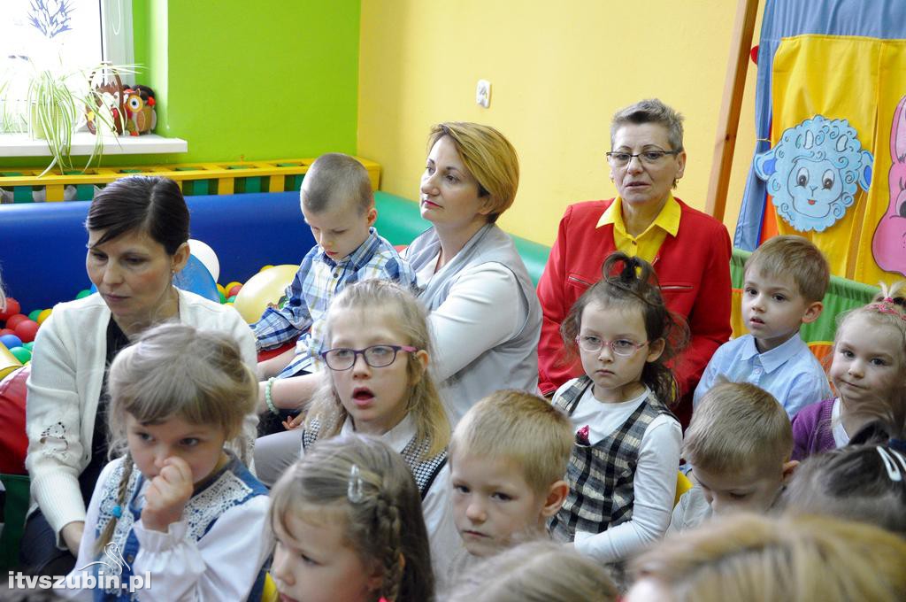 Półka bookcrossingowa w PS 3 Szubin