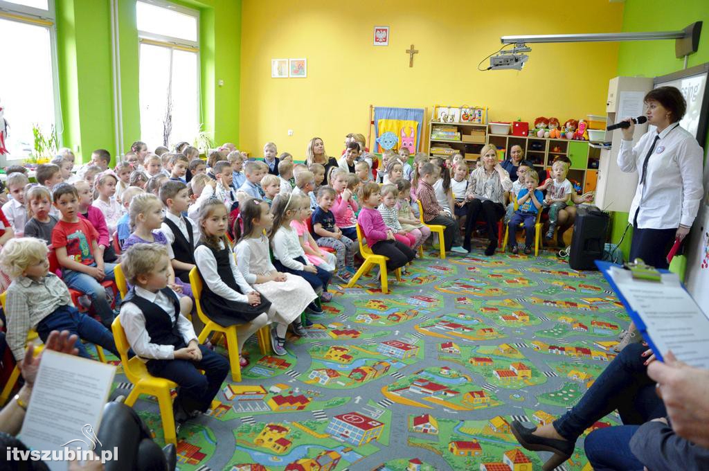 Półka bookcrossingowa w PS 3 Szubin