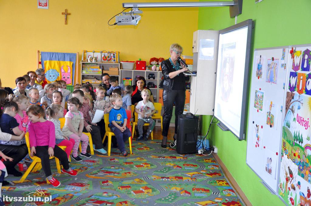 Półka bookcrossingowa w PS 3 Szubin