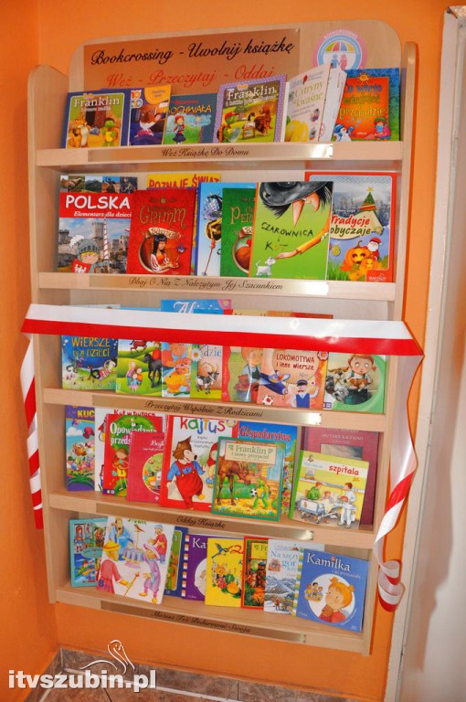Półka bookcrossingowa w PS 3 Szubin