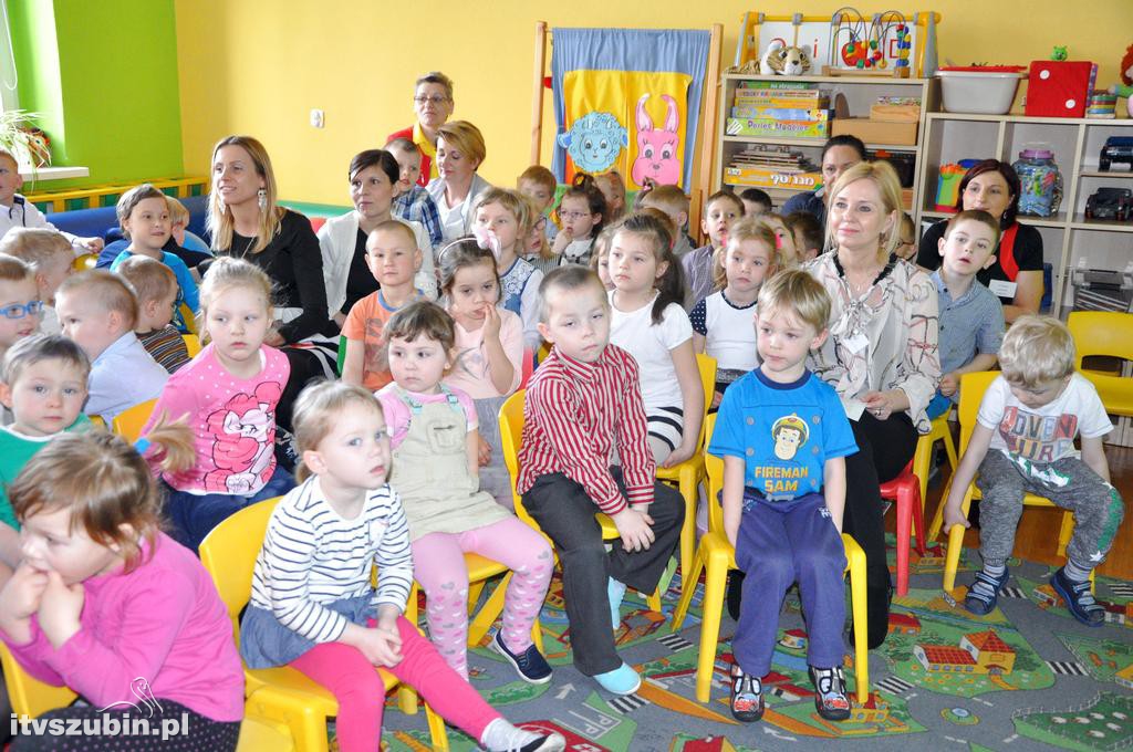 Półka bookcrossingowa w PS 3 Szubin