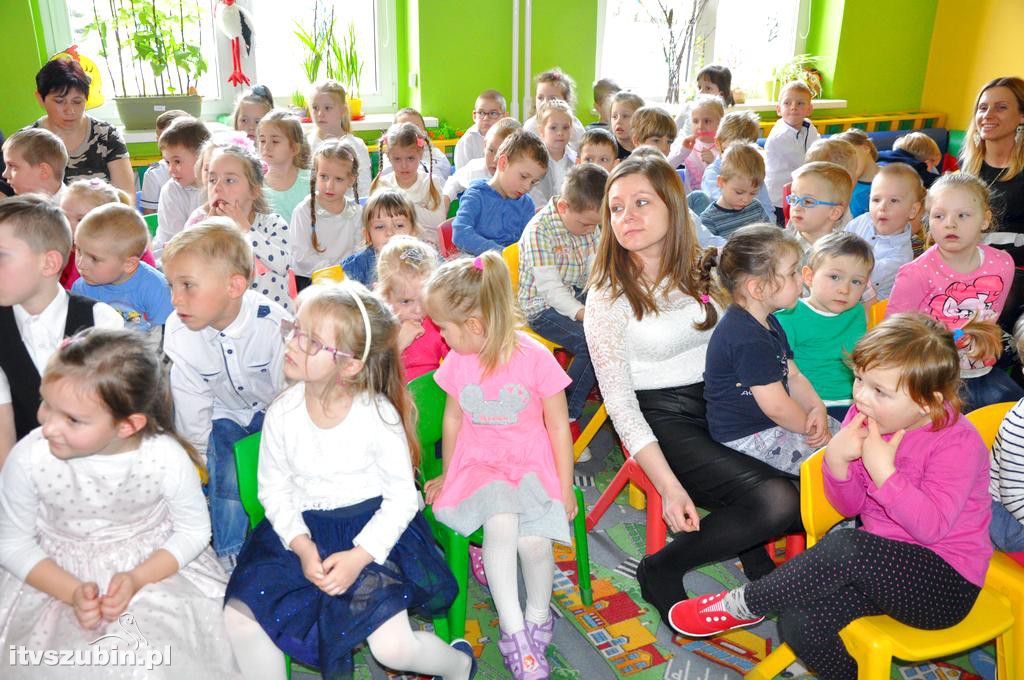 Półka bookcrossingowa w PS 3 Szubin