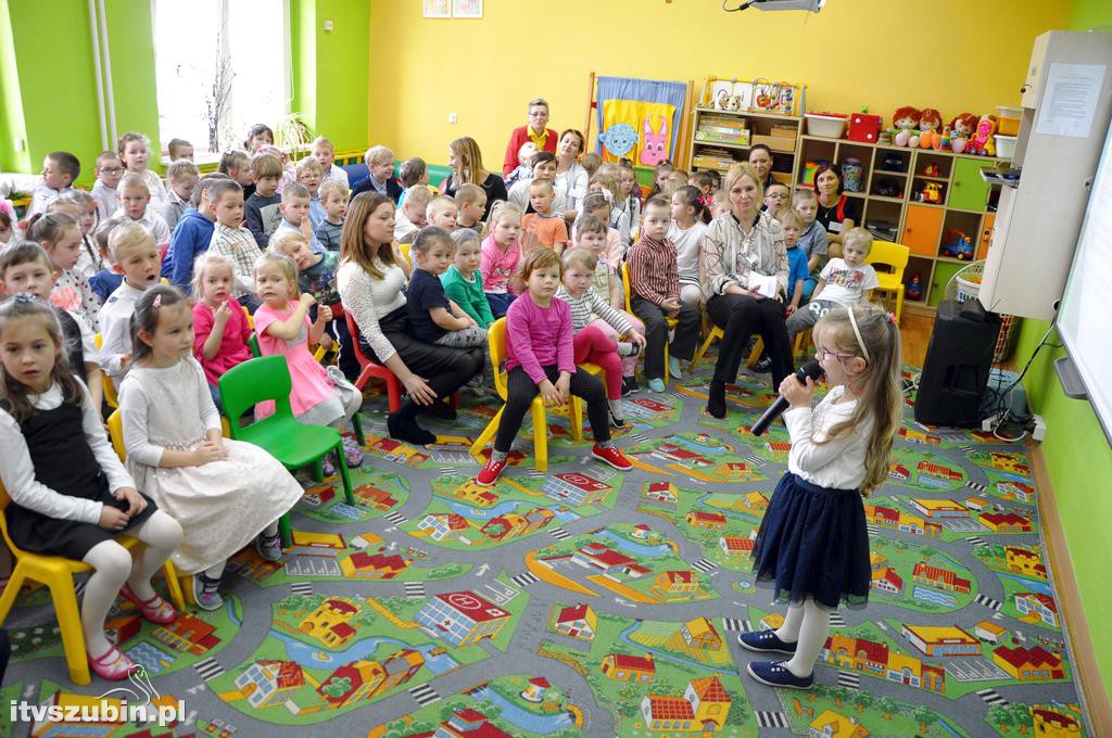 Półka bookcrossingowa w PS 3 Szubin