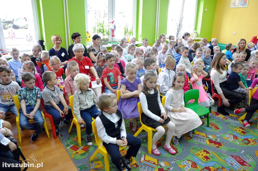 Półka bookcrossingowa w PS 3 Szubin