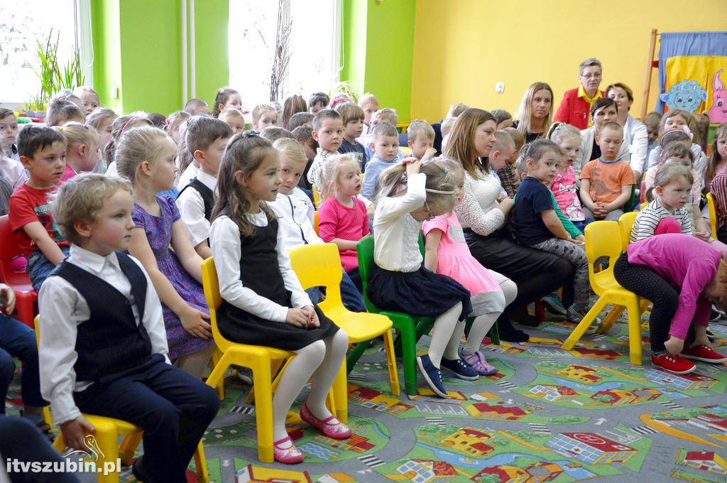 Półka bookcrossingowa w PS 3 Szubin