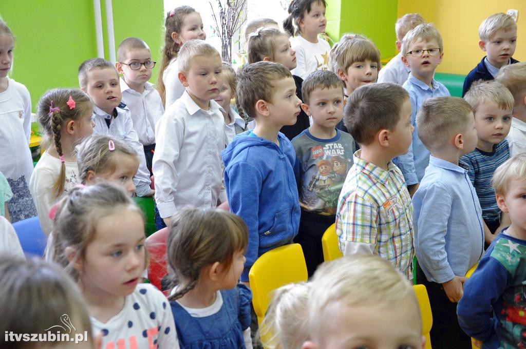 Półka bookcrossingowa w PS 3 Szubin