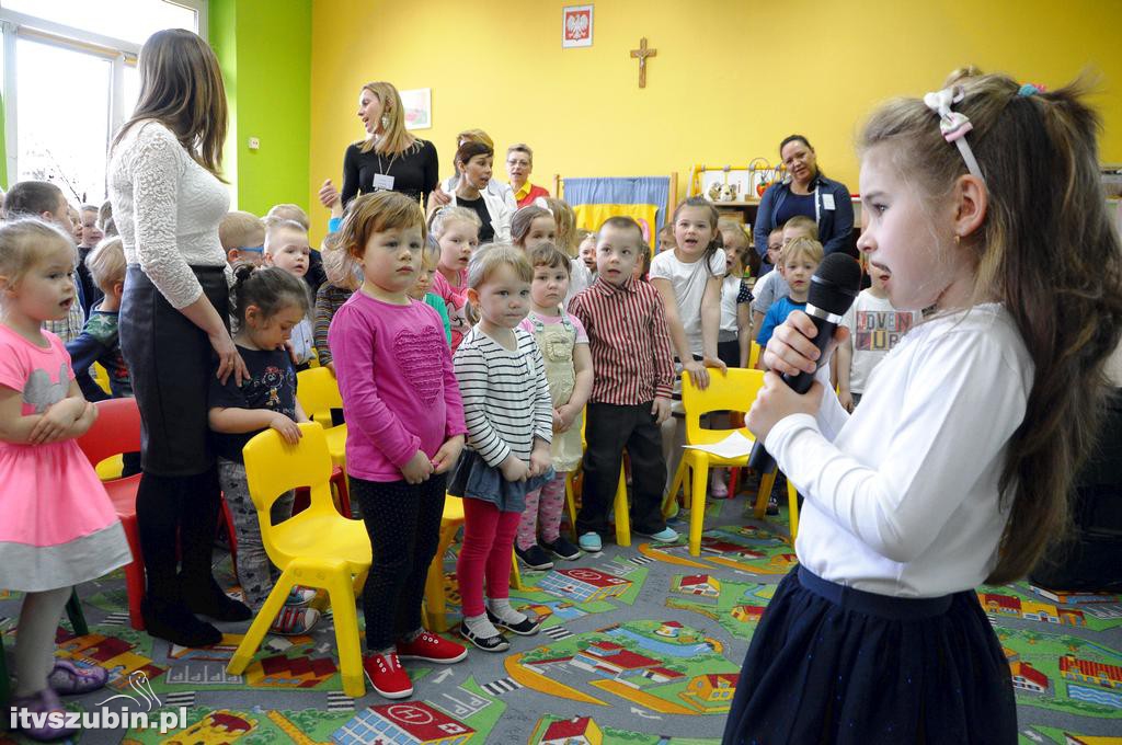 Półka bookcrossingowa w PS 3 Szubin