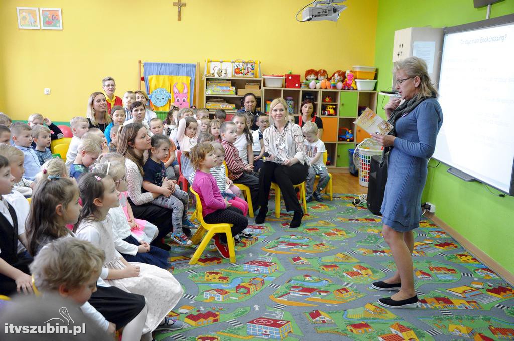 Półka bookcrossingowa w PS 3 Szubin