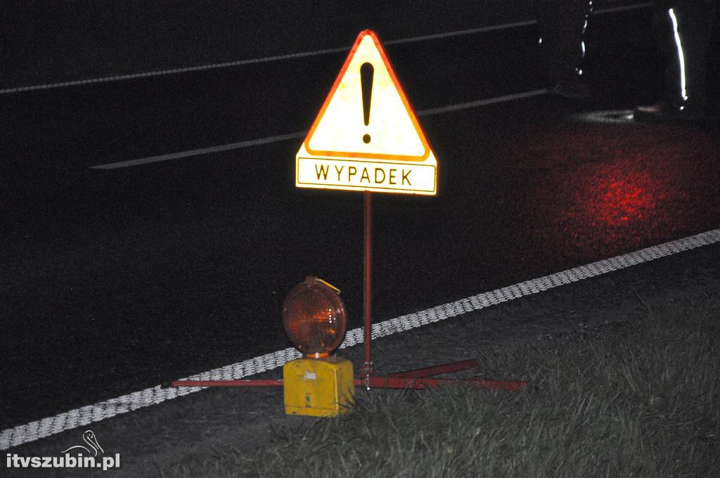 Tragiczny wypadek za Samoklęskami Dużymi. Pieszy potrącony przez auto