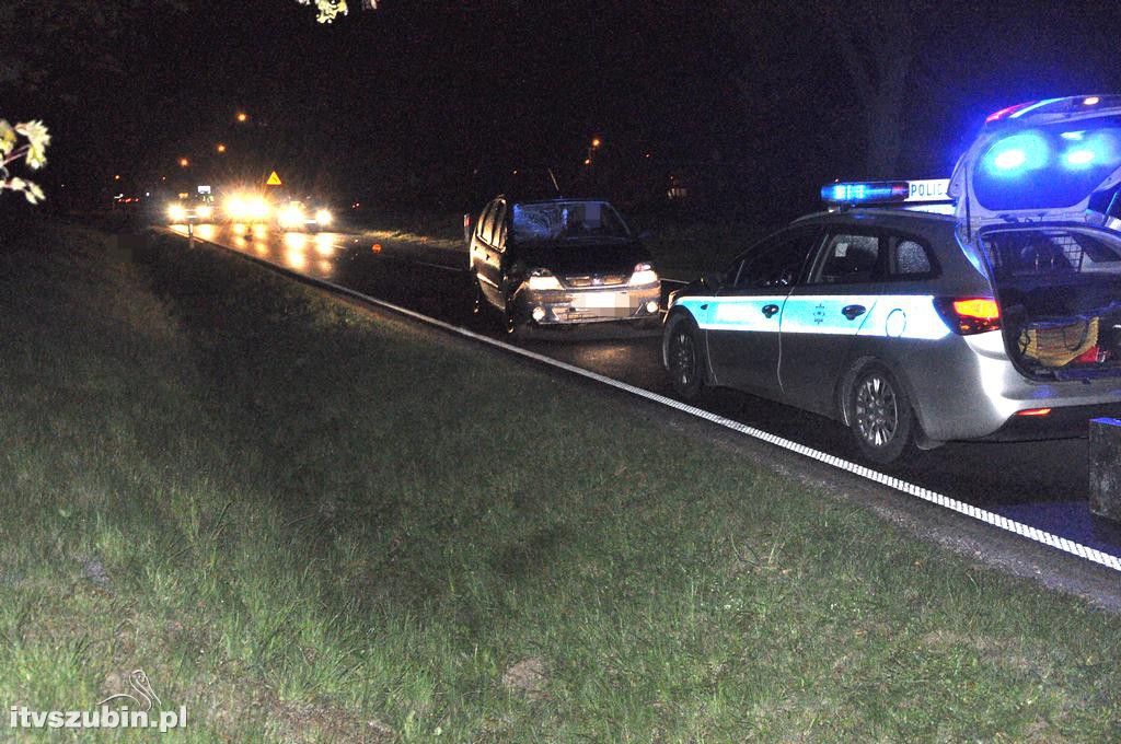 Tragiczny wypadek za Samoklęskami Dużymi. Pieszy potrącony przez auto
