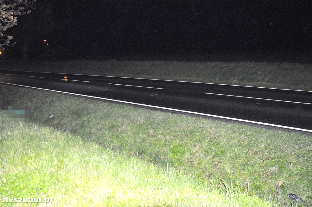 Tragiczny wypadek za Samoklęskami Dużymi. Pieszy potrącony przez auto