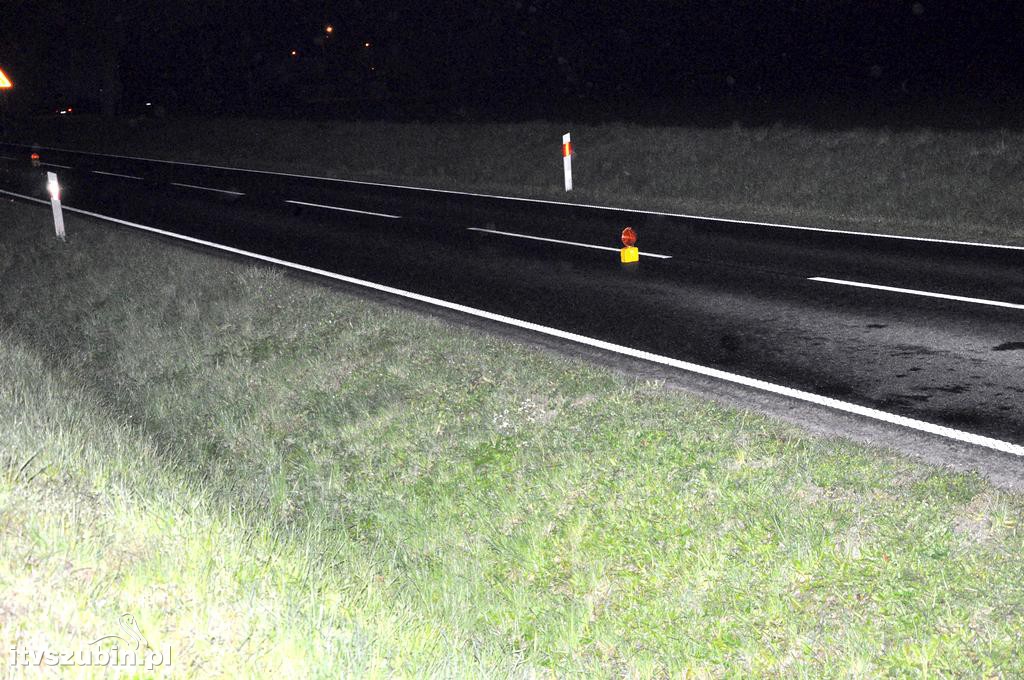Tragiczny wypadek za Samoklęskami Dużymi. Pieszy potrącony przez auto