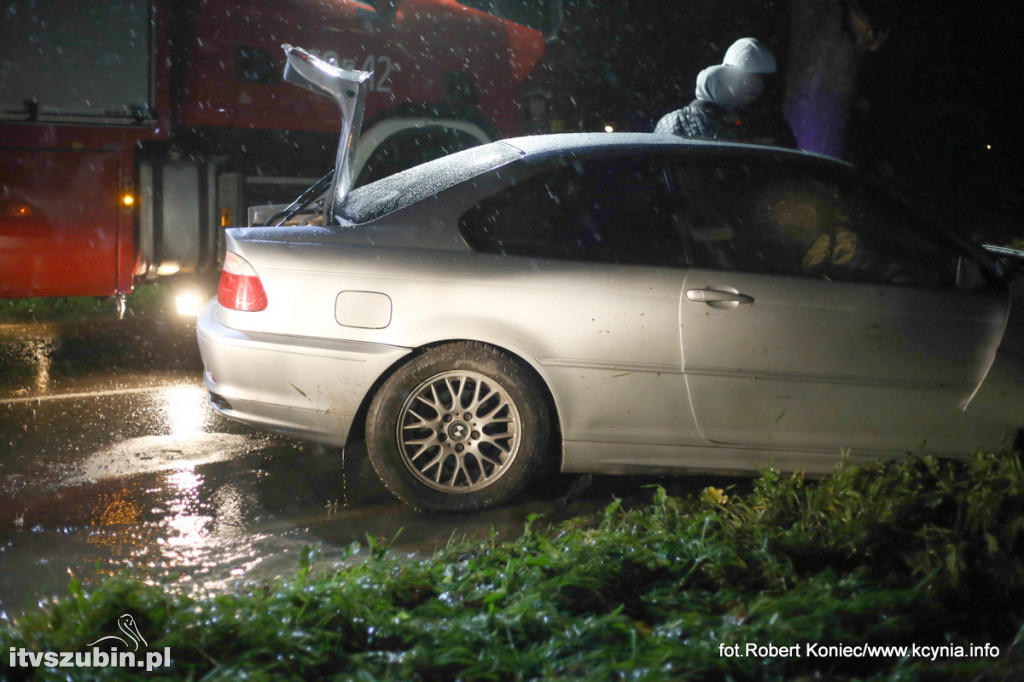 BMW uderzyło w drzewo