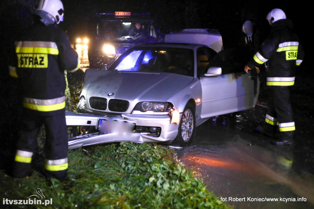 BMW uderzyło w drzewo