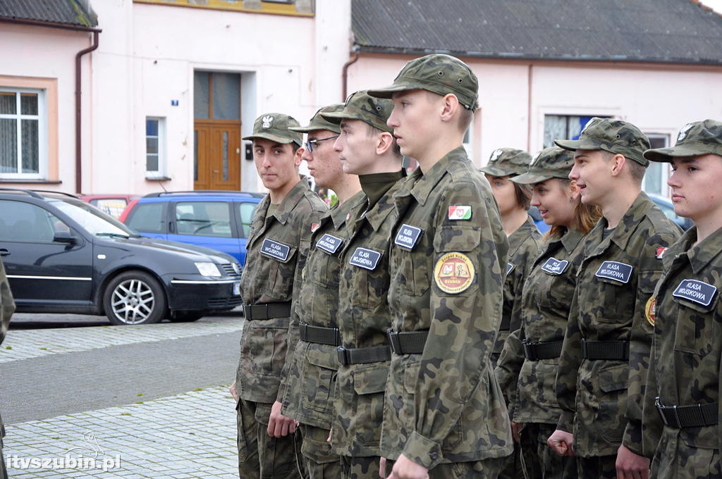 Uroczystość ślubowania i przysięgę uczniów klasy wojskowej I TL