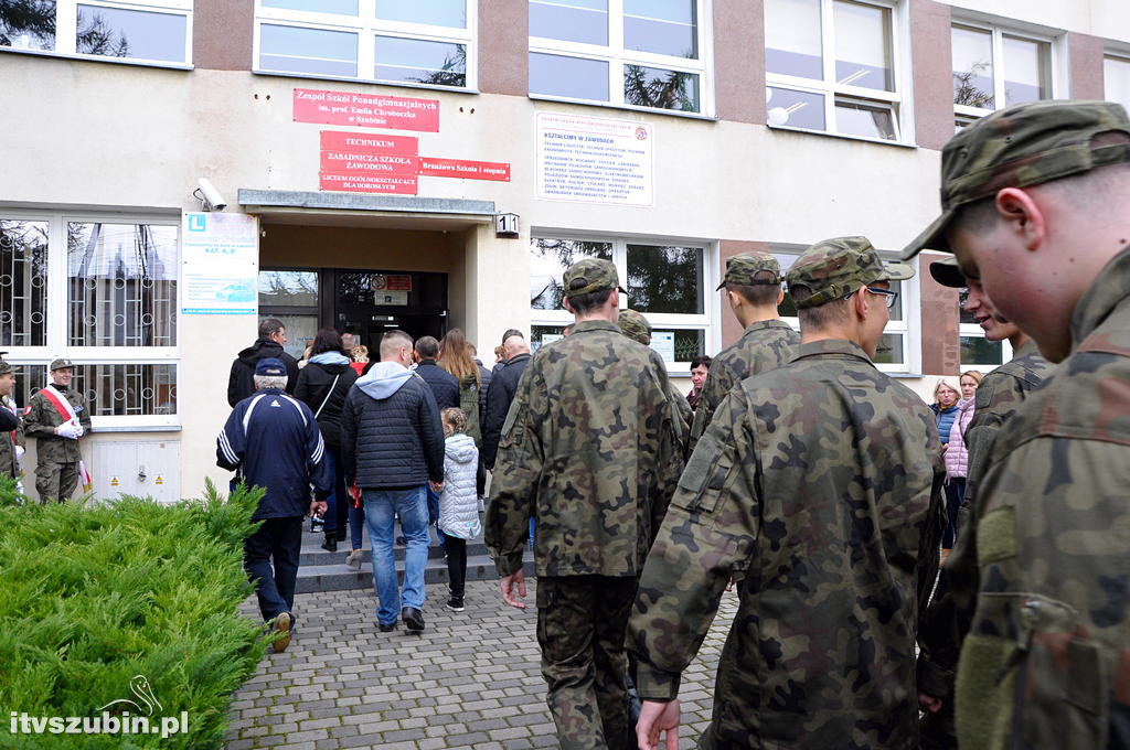 Uroczystość ślubowania i przysięgę uczniów klasy wojskowej I TL