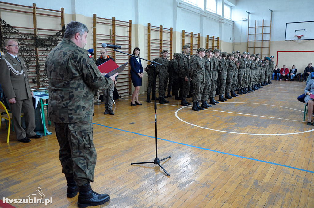 Uroczystość ślubowania i przysięgę uczniów klasy wojskowej I TL