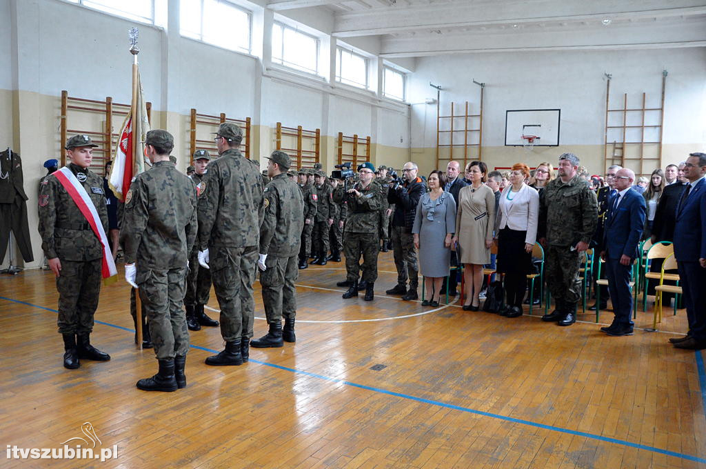 Uroczystość ślubowania i przysięgę uczniów klasy wojskowej I TL
