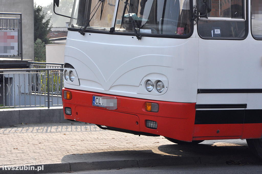 Kolizja autobusu z s/o w centrum Szubina