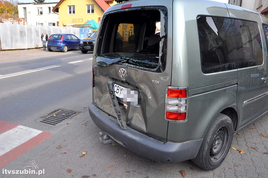 Kolizja autobusu z s/o w centrum Szubina