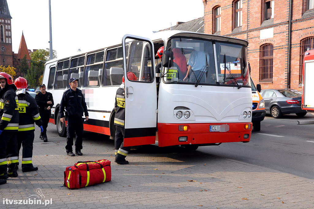 Kolizja autobusu z s/o w centrum Szubina