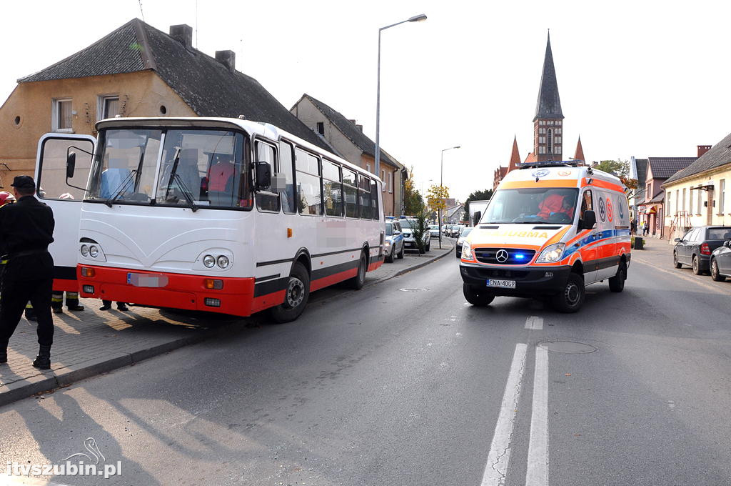 Kolizja autobusu z s/o w centrum Szubina